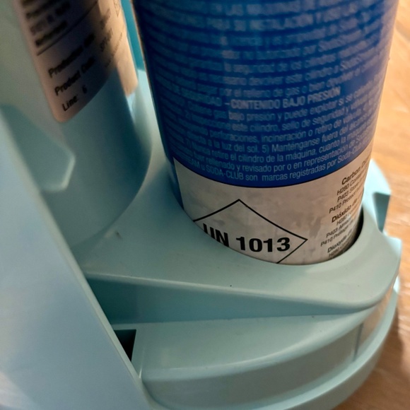 Teal SodaStream Soda/Sparkling water maker - Picture 6 of 8